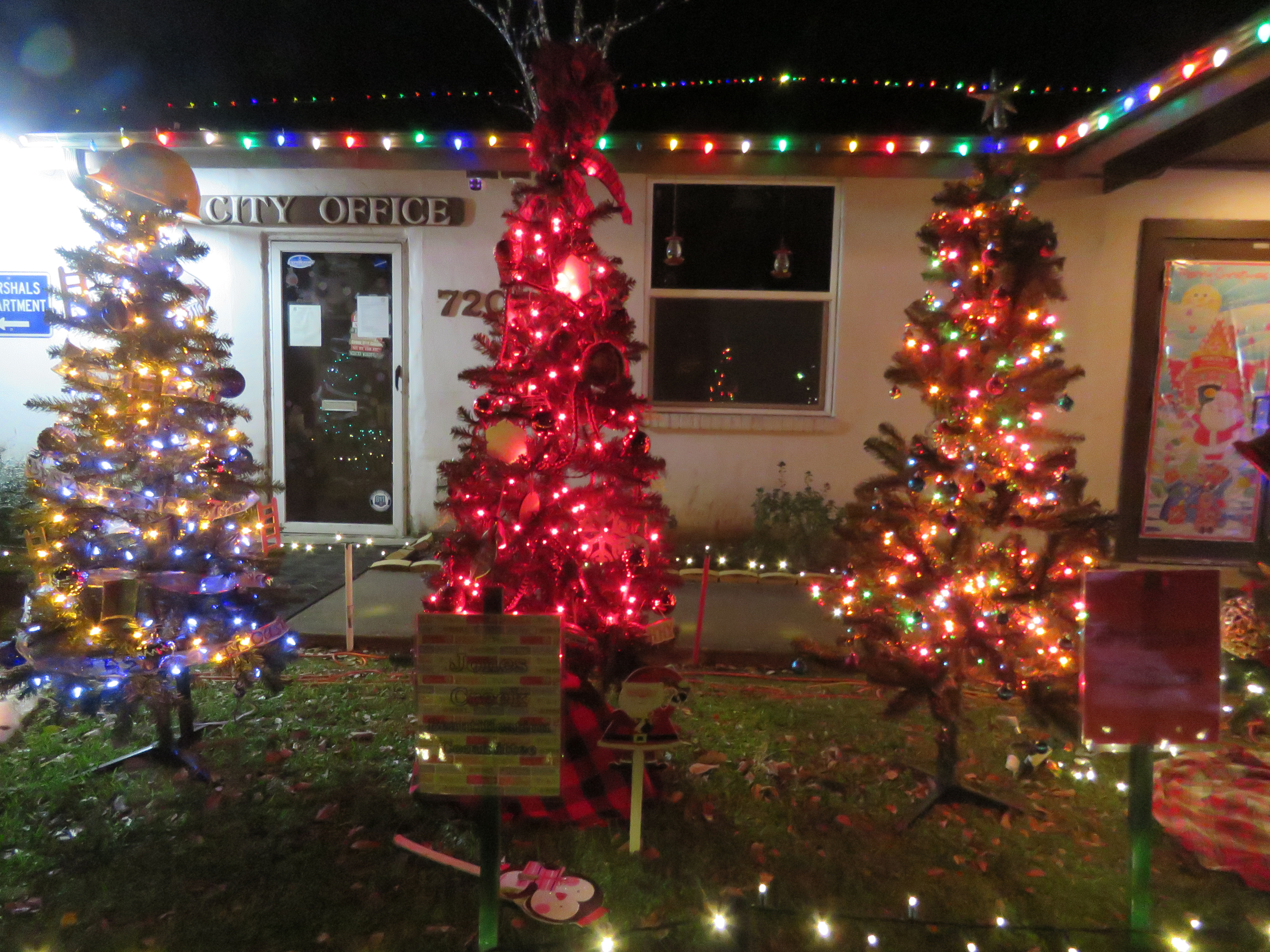 Jone Creek City Hall Christmas Tree Tradition Continues